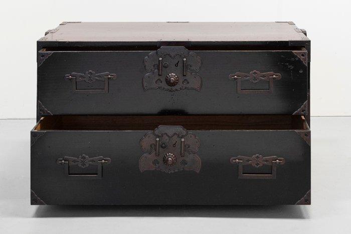 Commode - Un coffre tansu en paulownia sombre avec deux, Antiquités & Art, Antiquités | Autres Antiquités