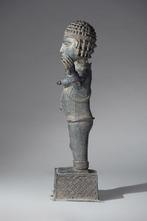 Een bronzen beeldhouwwerk - Benin - Nigeria, Antiek en Kunst