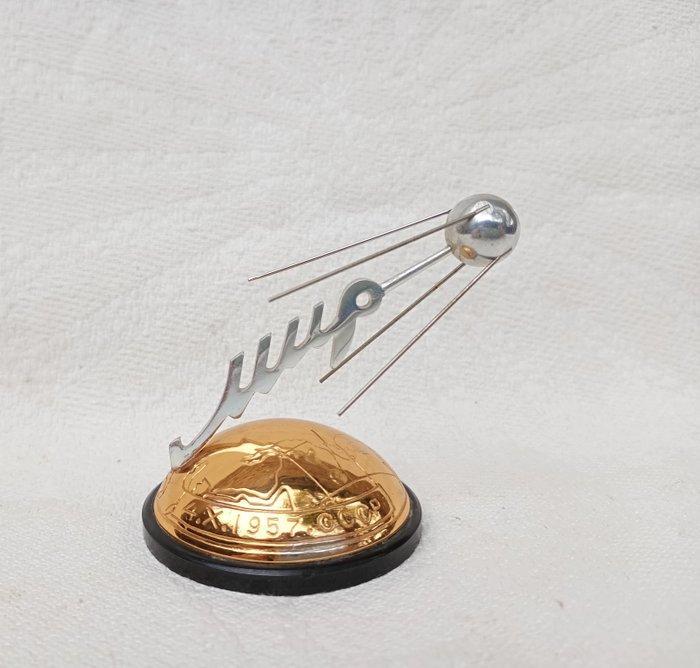 The First Earths Satellite 1957-X-4 Sputnik - 1950-1960, Antiek en Kunst, Antiek | Wandborden en Tegels