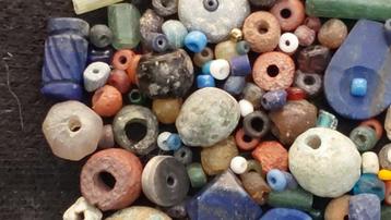 Égyptien ancien en romain Verre plus de 100 perles anciennes beschikbaar voor biedingen