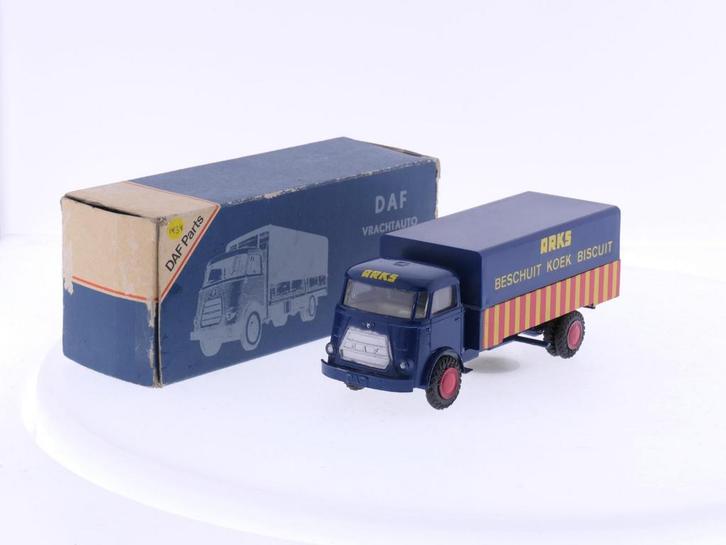 Schaal 1:50 Lion Car DAF vrachtauto met gesloten laadbak..., Hobby en Vrije tijd, Modelauto's | 1:50, Zo goed als nieuw, Ophalen of Verzenden