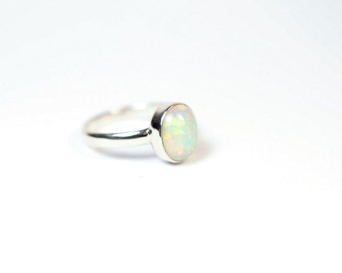 Ethiopisch Opal / Welo-Opal Ring / Cabochon / nieuw- 2.75 g, Verzamelen, Mineralen en Fossielen