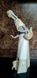 Lladró - Figurine - Woman with a basket and small dog -