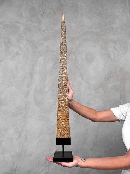 Une grande défense despadon sculptée à la main avec un, Antiquités & Art, Art | Art non-occidental