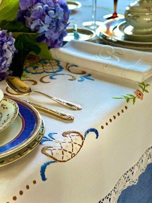 Mantel met handgeweven borduursel, kantenrand. - Tafelkleed, Antiek en Kunst, Antiek | Tapijten, Tafelkleden en Textiel