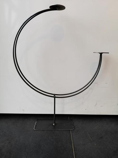 Frame zwaar ijzer kandelaar dubbel sikkelmodel 56cm hoog, 40, Hobby en Vrije tijd, Knutselen, Nieuw