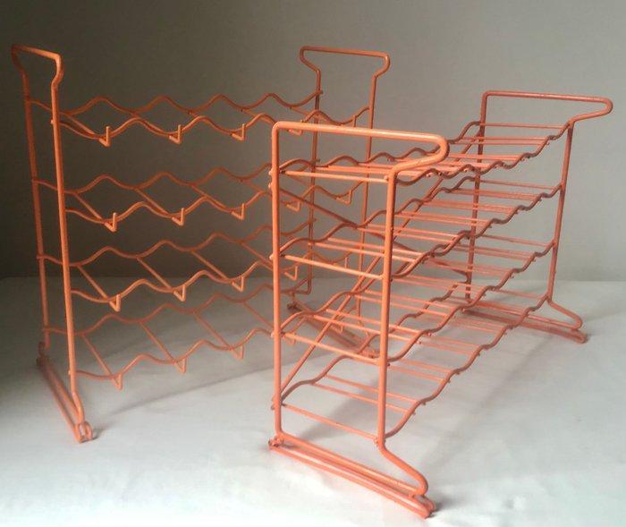 Tomado - Wijnrek (2) - Oranje geplastificeerd draadstaal, Antiek en Kunst, Antiek | Meubels | Stoelen en Sofa's
