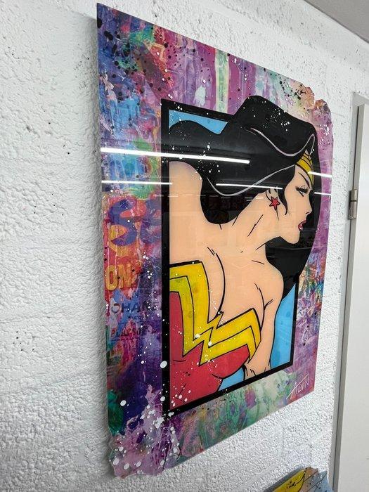 Alvin Silvrants - Wonder Woman - High Gloss cutting edge, Antiek en Kunst, Kunst | Designobjecten