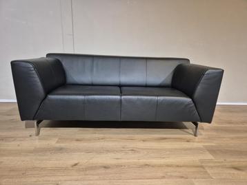 30% KORTING - Showmodel-Rolf Benz Linea - 2 Zits Bank-Zwart beschikbaar voor biedingen