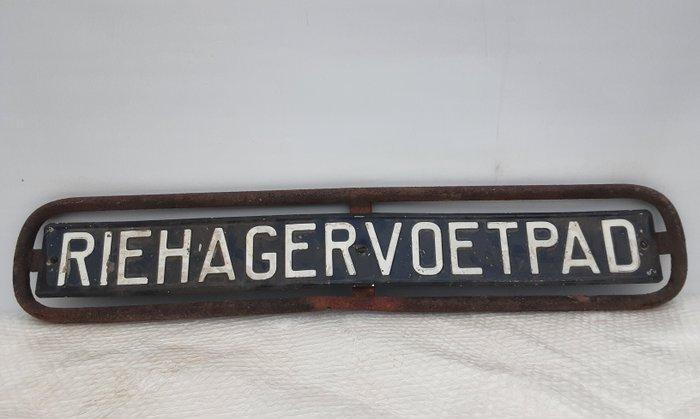 Bord - Metaal - Riehagervoetpad is a street in Gulpen, Antiquités & Art, Antiquités | Assiettes décoratives & Carrelages