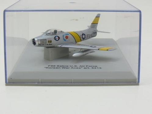 Schaal 1:100 Armour collection F-86 Sabre US Air Force ..., Hobby en Vrije tijd, Modelbouw | Vliegtuigen en Helikopters, Gebruikt