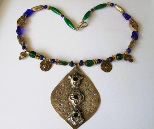 Splendide collier marocain composé dun ancien pendentif à, Antiek en Kunst, Kunst | Niet-Westerse kunst