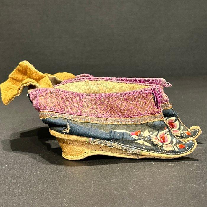 Borduurwerk - 13 cm - 5 cm - Chinese damesschoentjes, Antiek en Kunst, Antiek | Overige Antiek