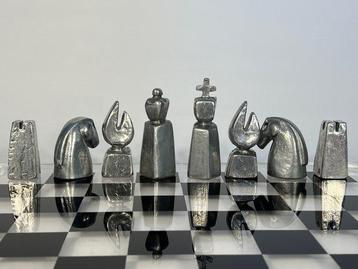 Schaakspel - Brons, aluminium en leer beschikbaar voor biedingen