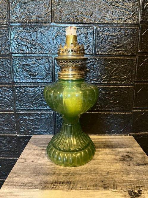 Petroleumlamp - Glas, Messing - Gegoten groene glazen lamp, Antiek en Kunst, Curiosa en Brocante