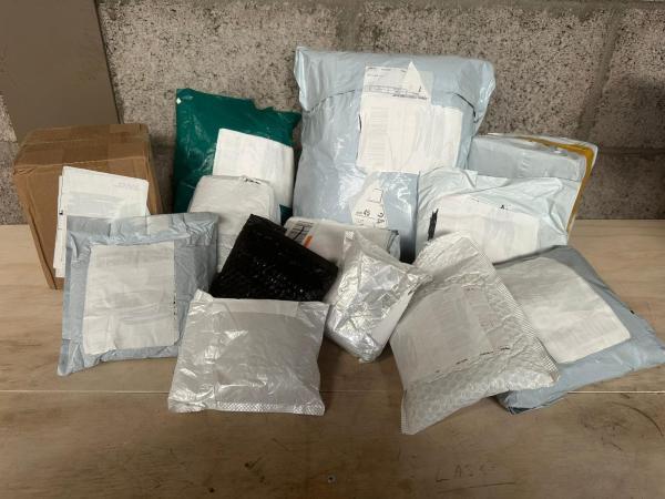 Veiling - Mixpartij Ongeopende DHL Pakketten uit China #7, Articles professionnels, Stock & Retail | Stocks