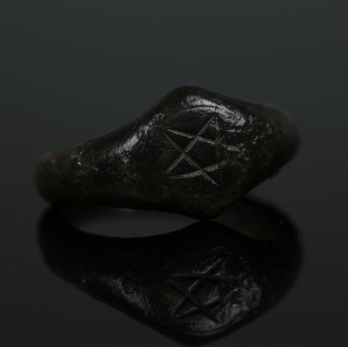 Middeleeuwen, kruisvaardersperiode Brons Ring met een, Verzamelen, Mineralen en Fossielen