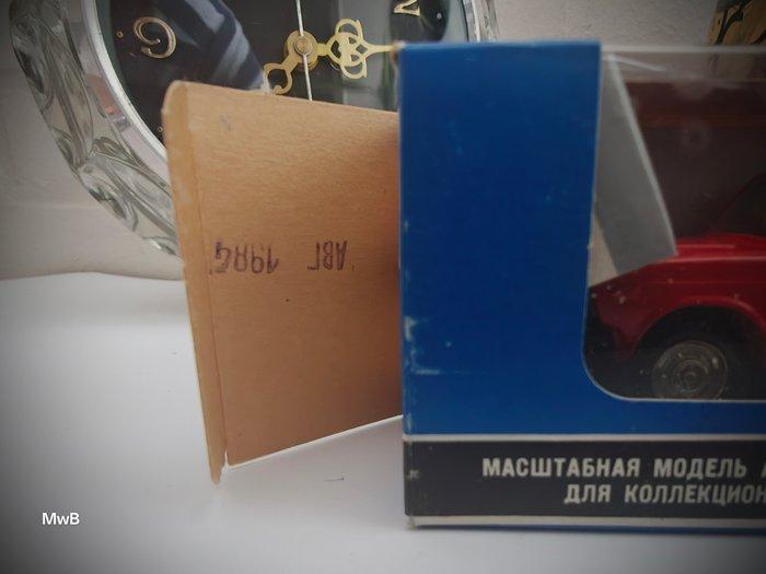 tantal / novoexport 1:43 - Modelauto - Lada 2105 - A39, Hobby en Vrije tijd, Modelauto's | 1:5 tot 1:12