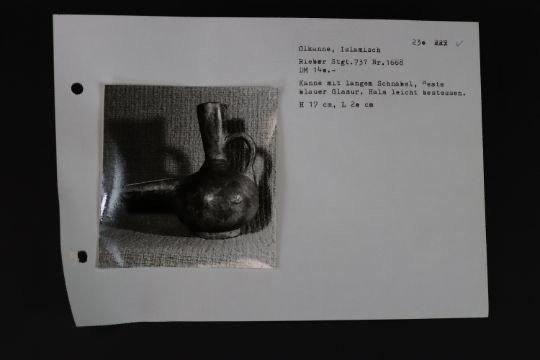 Islamitisch Een blauwe glazuur Kashan-kanvessel met, Antiek en Kunst, Antiek | Overige Antiek