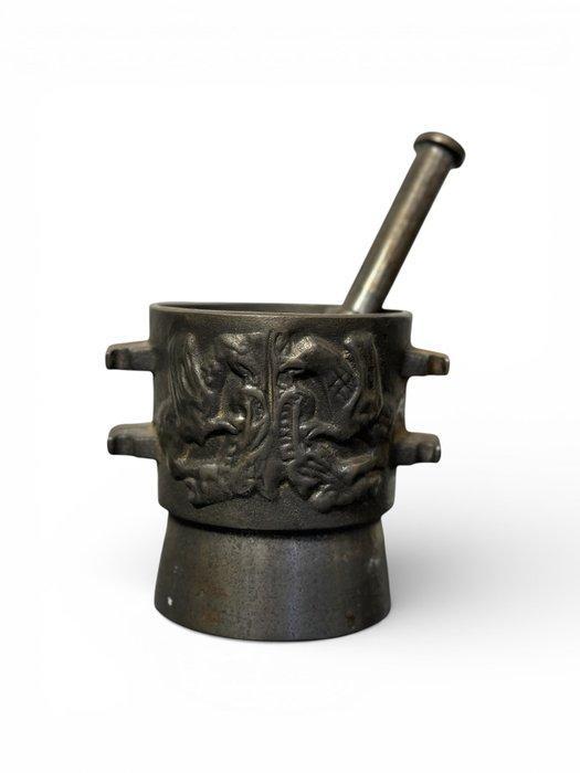 sculptuur, Mortier ancien en fonte avec pilon – Décor, Antiek en Kunst, Curiosa en Brocante