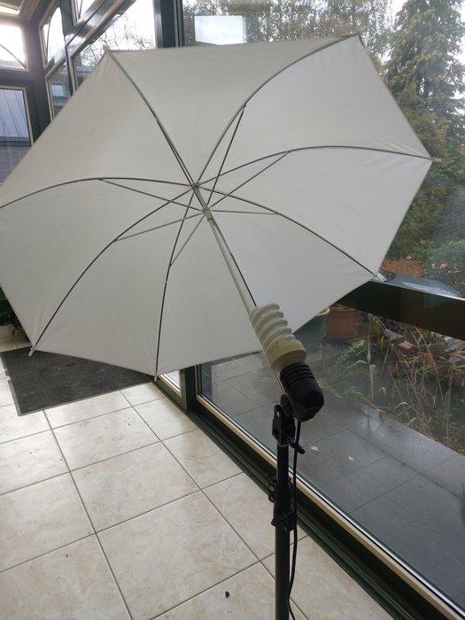 Kit déclairage de studio avec 2 trépieds et 3 parapluies, Audio, Tv en Foto, Fotocamera's Analoog