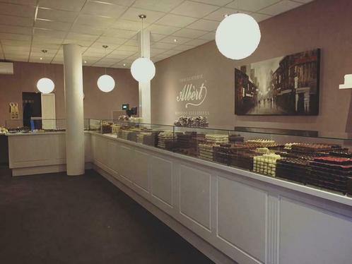 Toonbank / verkoopbalie / toog met vitrine voor uw bonbons?