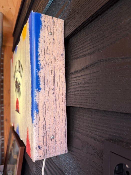 Malibu - Lichtbak - Plastic, Antiek en Kunst, Antiek | Wandborden en Tegels