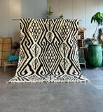 Marokkaans wit en bruin tapijt met abstract patroon -