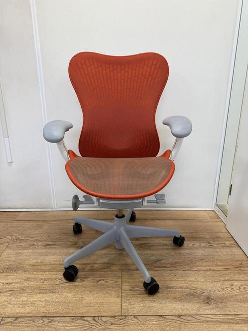 Herman Miller Mirra 2 Butterfly Twilight/Studio Orange, Huis en Inrichting, Bureaustoelen, Bureaustoel, Oranje, Zo goed als nieuw