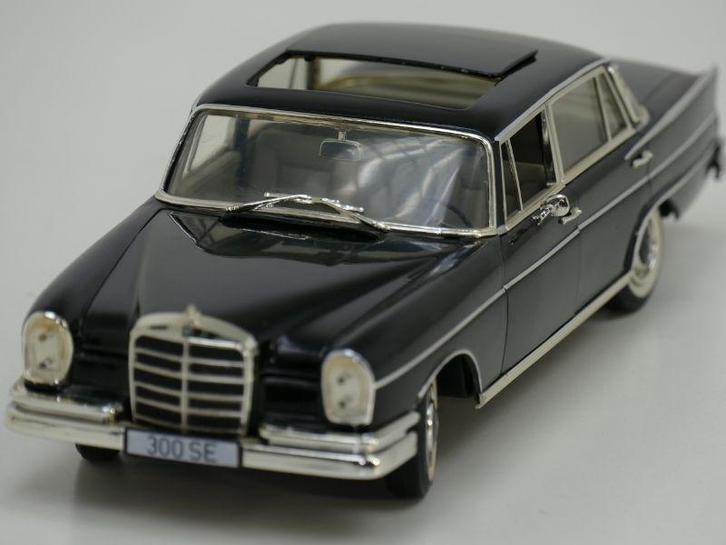 Schaal 1:18 Revell 9050 Mercedes 300 SE #944 (Automodellen), Hobby en Vrije tijd, Modelauto's | 1:18, Gebruikt, Revell, Ophalen of Verzenden