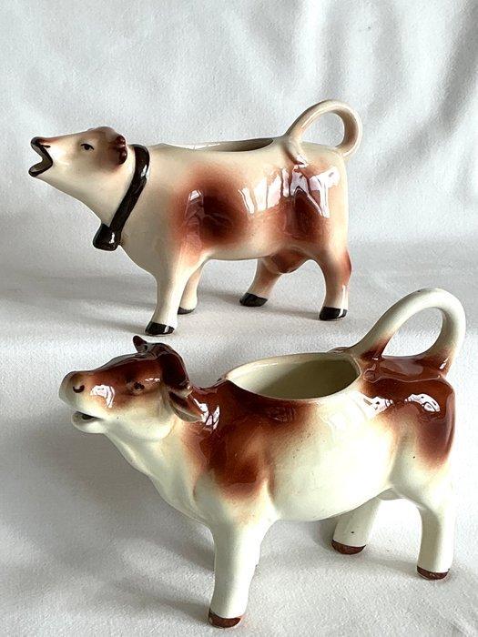Twee prachtige melkkannen in de vorm van Koeien - Melkkan -, Antiquités & Art, Art | Objets design