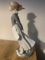 Lladró - Beeldje - Meisje met bloemenmand - Porselein