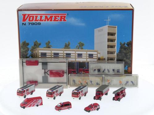 Schaal N Vollmer 7909 brandweerkazerne met fieguren en br..., Hobby en Vrije tijd, Modeltreinen | N-Spoor, Zo goed als nieuw, Analoog