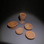 Égypte ancienne Terre cuite Groupe de vases doffrande., Verzamelen