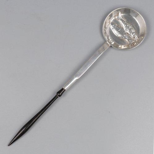 Pieter van Somerwil I, Amsterdam 1734 - Braadpan met vissen, Antiek en Kunst, Antiek | Zilver en Goud