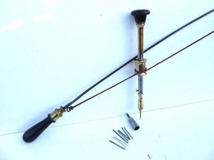 Outil - Superbe Piano Bow Drill, une perceuse à archet, Antiquités & Art, Antiquités | Assiettes décoratives & Carrelages