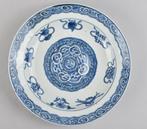 Bord - A CHINESE BLUE AND WHITE DISH DECORATED WITH RUYI AND, Antiek en Kunst