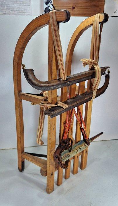 Davos-Hadee houten slee met antieke houten schaatsen en een, Antiek en Kunst, Curiosa en Brocante