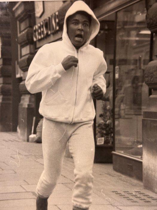 PA - Muhammad Ali Jogging During Training, Antiquités & Art, Art | Objets design