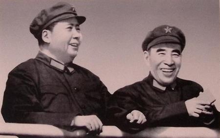 Mao Tse-Tung en Lin Piao lachen (lijst optie), Verzamelen, Militaria | Tweede Wereldoorlog, Foto of Poster, Verzenden