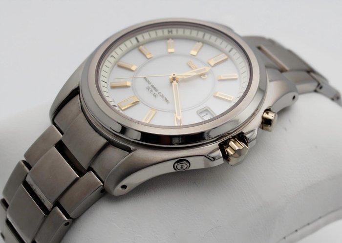 Seiko - Radio-controlled solar quartz titanium watch -, Bijoux, Sacs & Beauté, Montres | Anciennes | Antiquités