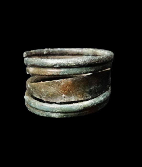 Viking periode Bronzen ring gewikkeld in een helix - 10e/12e, Handtassen en Accessoires, Antieke sieraden
