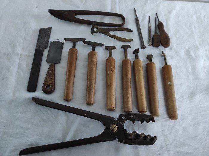 Gereedschapskist (16) - Gereedschap voor leerbewerking -, Antiek en Kunst, Curiosa en Brocante