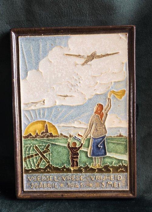 Tegel (2) - Bevrijding 1945 en Kolennood 44-45 - De, Antiek en Kunst, Antiek | Glaswerk en Kristal