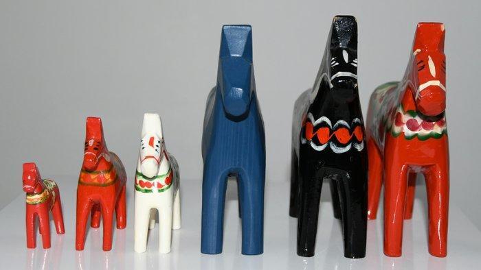 Nils Olsson Hemslöjd AB - Äkta Dalahemslöjd - Beeldje -, Antiek en Kunst, Antiek | Meubels | Stoelen en Sofa's