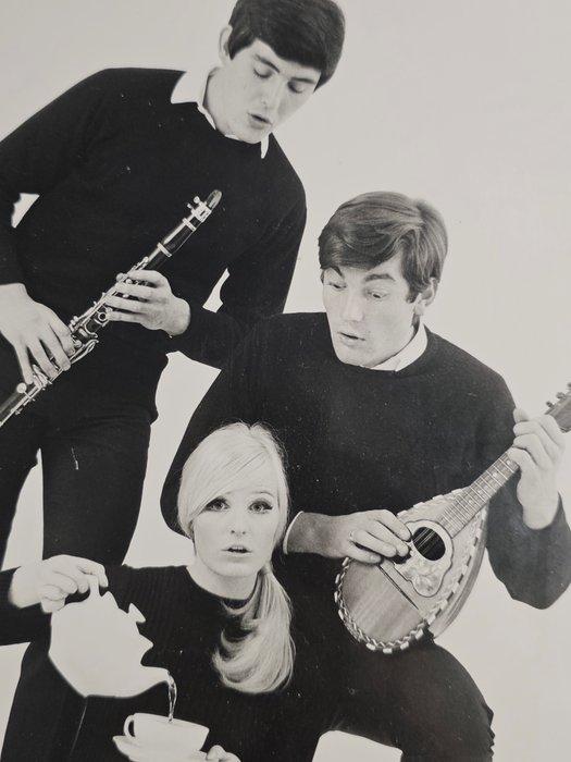 Michael Joseph (1941-) - Join the tea set (black t-shirts), Antiek en Kunst, Kunst | Designobjecten