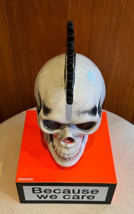 Beeldje - Diesel mohican-schedel - Aardewerk, Antiek en Kunst, Antiek | Wandborden en Tegels