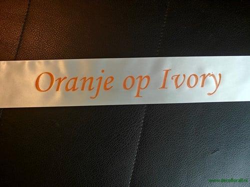 Bedrukt lint Ivory met Oranje opdruk 70 mm 80 cm, Huis en Inrichting, Woonaccessoires | Kunstplanten en Kunstbloemen, Nieuw