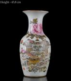 Un grand vase balustre chinois en porcelaine famille rose et