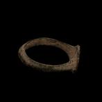 Époque Viking Bronze Belle bague avec le symbole runique